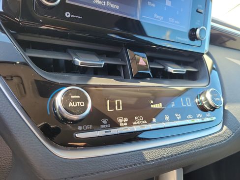 Used 2022 Toyota Corolla Cross XLE image 29