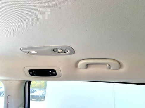 Used 2023 Chrysler Voyager LX image 17