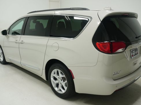 Used 2017 Chrysler Pacifica Touring-L w/ Tire & Wheel Group FWD image 6