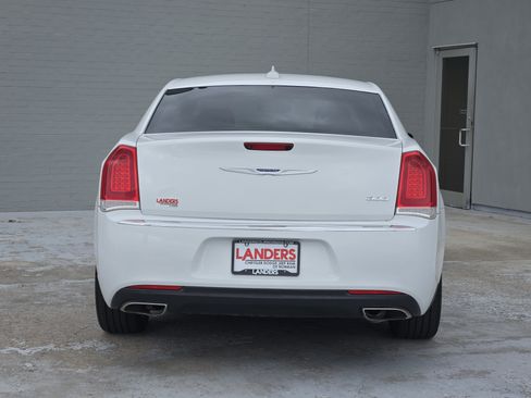 Used 2019 Chrysler 300 Limited image 6