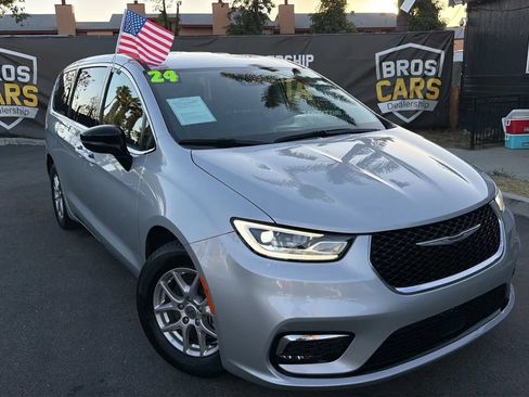 Used 2024 Chrysler Pacifica Touring-L FWD image 2