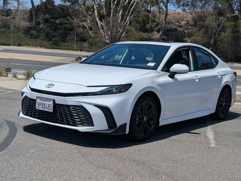 Used 2025 Toyota Camry SE FWD image 11
