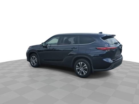 Used 2023 Toyota Highlander XLE FWD image 6