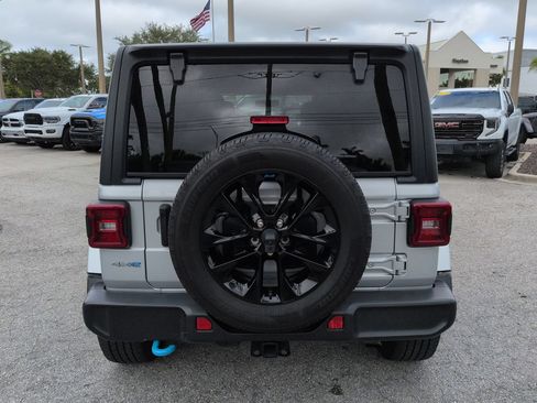 Used 2023 Jeep Wrangler Unlimited Sahara AWD/4WD image 6