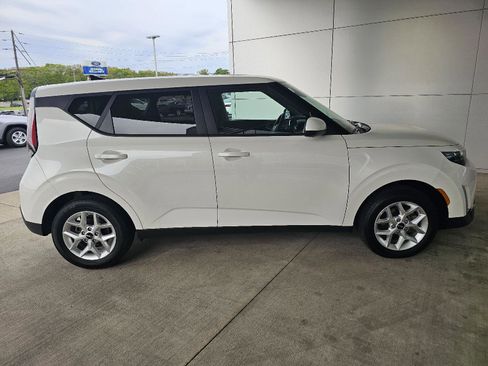 Used 2025 Kia Soul LX w/ LX Technology Package FWD image 6