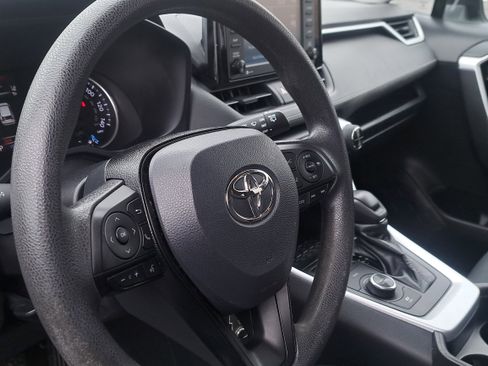 Used 2021 Toyota RAV4 LE image 12