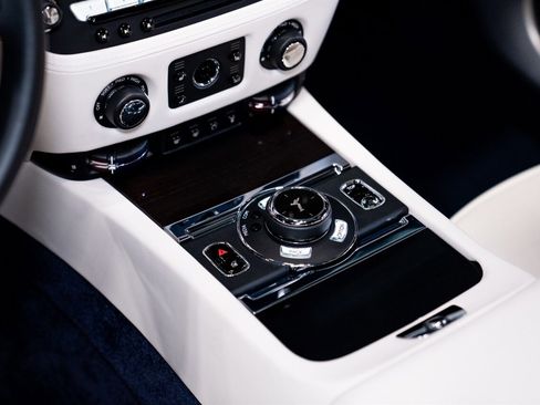 Used 2019 Rolls-Royce Dawn image 17