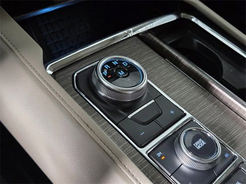 Used 2023 Ford Expedition Limited image 13