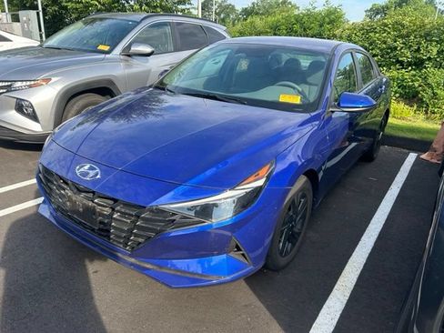 Used 2023 Hyundai Elantra SEL w/ Preferred Accessory Package FWD image 1