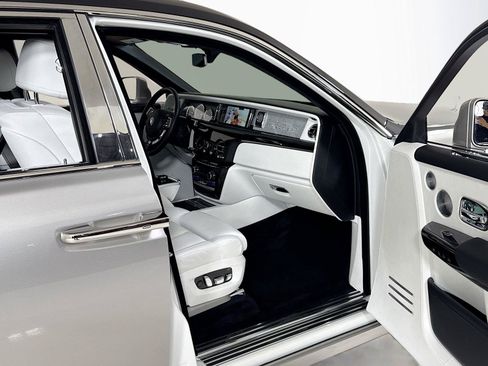 Used 2023 Rolls-Royce Phantom Sedan RWD image 39