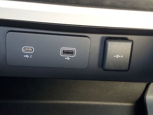 Used 2023 Land Rover Defender 90 X-Dynamic SE image 31