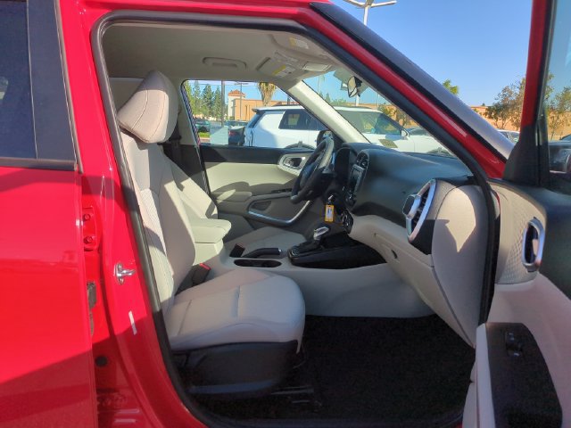 Certified 2025 Kia Soul LX w/ LX Technology Package FWD image 30