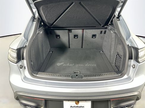Certified 2025 Porsche Macan image 38
