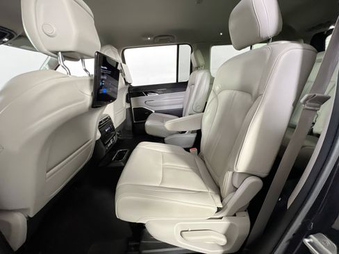 Used 2022 Jeep Wagoneer Series III w/ Rear Seat Video Group 1 image 24