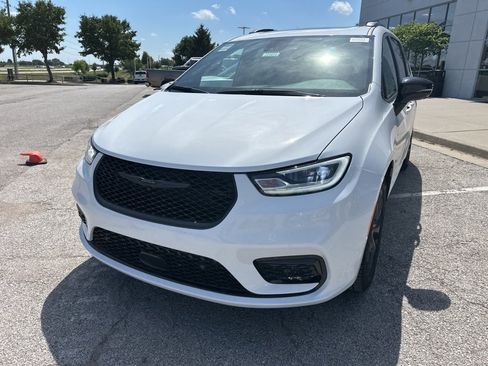 New 2025 Chrysler Pacifica Limited w/ Uconnect Theater Family Group image 11