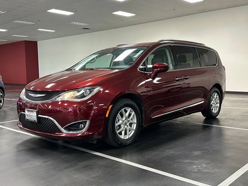 Used 2020 Chrysler Pacifica Touring-L FWD image 3