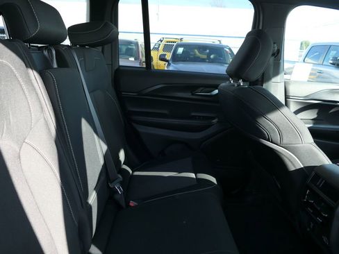 Used 2025 Jeep Grand Cherokee Laredo X w/ Luxury Tech Group I image 20