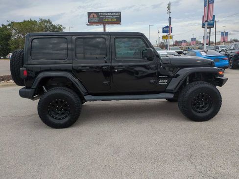 Used 2018 Jeep Wrangler Unlimited Sahara image 9