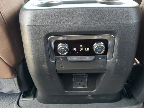 Used 2025 Chevrolet Suburban High Country image 26