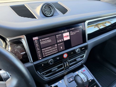 Certified 2024 Porsche Macan image 33