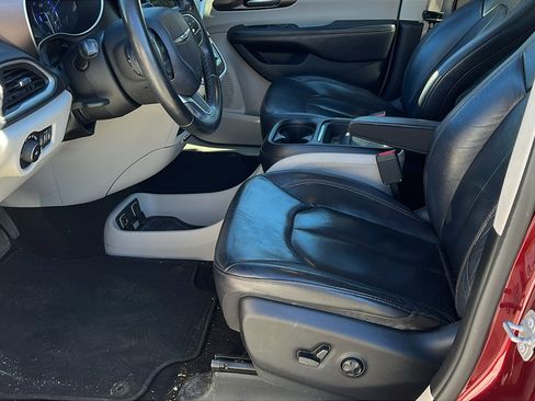 Used 2018 Chrysler Pacifica Touring-L image 16