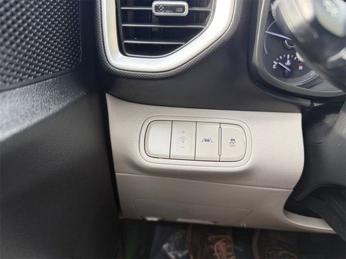 Used 2022 Hyundai Venue SEL image 29