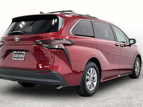Used 2026 Toyota Sienna XLE FWD image 2