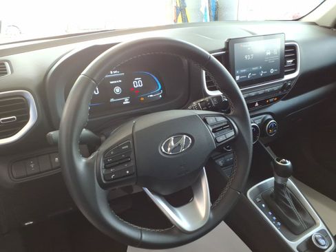Certified 2025 Hyundai Venue SEL FWD image 10