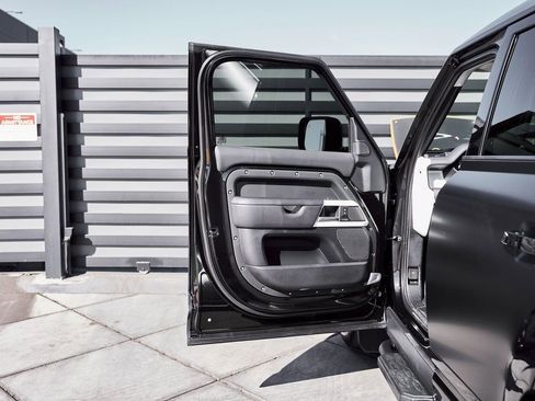 Used 2024 Land Rover Defender 110 SE image 40