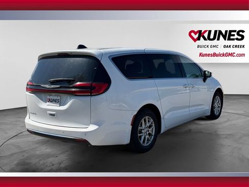 Used 2023 Chrysler Pacifica Touring-L FWD image 8