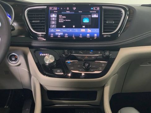 Used 2024 Chrysler Pacifica Limited FWD image 26