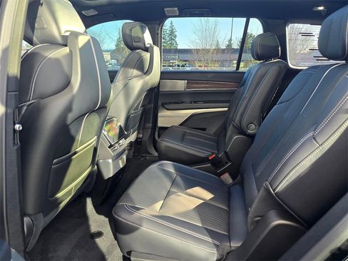 Certified 2026 Cadillac Vistiq Sport image 17