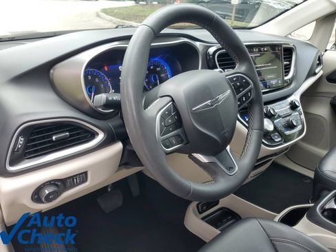 Used 2024 Chrysler Pacifica Touring-L FWD image 18