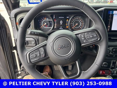 Used 2025 Jeep Gladiator Mojave image 14