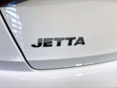 Used 2021 Volkswagen Jetta SE w/ SE Cold Weather Package image 9