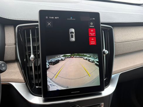 New 2025 Volvo XC90 T8 Core image 13