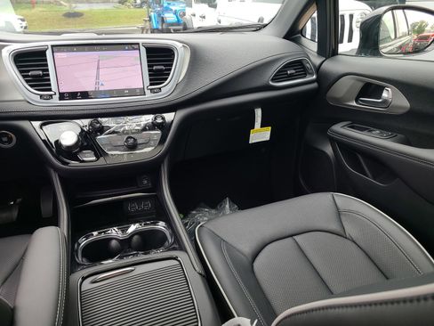 New 2023 Chrysler Pacifica Limited w/ Uconnect Theater Family Group image 43