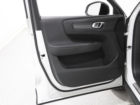 Used 2020 Volvo XC40 T5 R-Design image 4