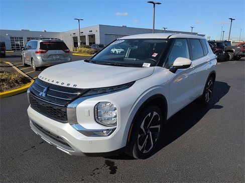 Used 2022 Mitsubishi Outlander SE image 3