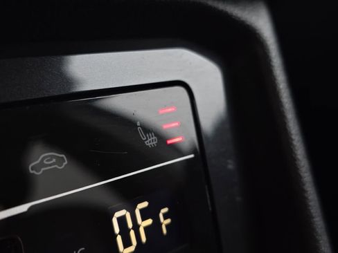 Used 2024 Volkswagen Tiguan SE image 25