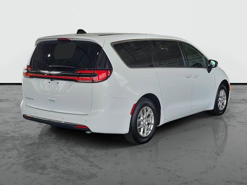 New 2026 Chrysler Pacifica Select image 2