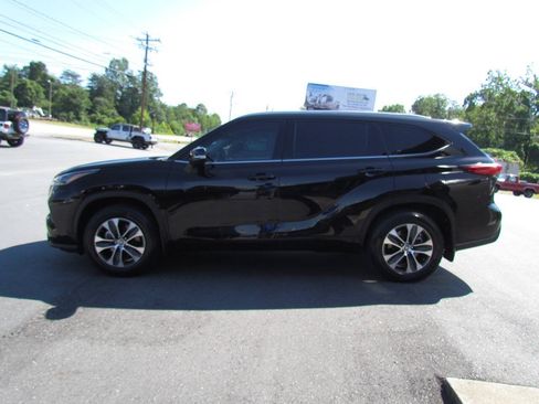 Used 2022 Toyota Highlander XLE AWD/4WD image 4