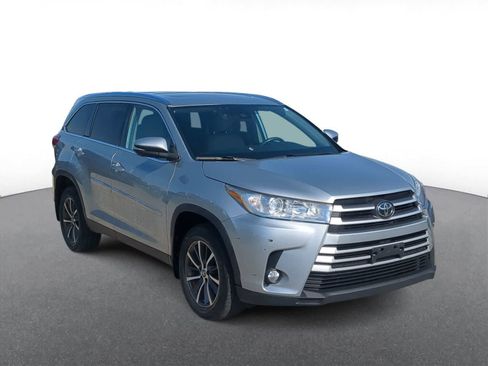 Used 2019 Toyota Highlander XLE AWD/4WD image 2