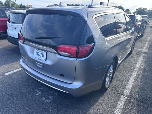 Used 2020 Chrysler Pacifica Touring-L FWD image 4