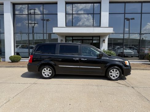 Used 2012 Chrysler Town & Country Touring w/ Entertainment Group #1 FWD image 3