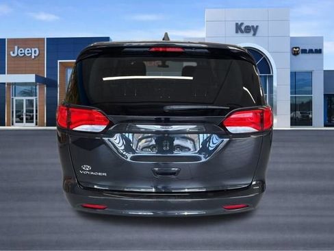 Used 2022 Chrysler Voyager LX image 5