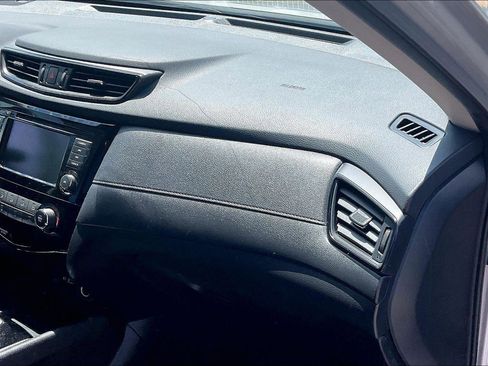 Used 2020 Nissan Rogue S FWD image 17