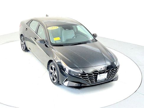 Used 2023 Hyundai Elantra Limited image 13