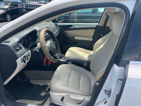 Used 2013 Volkswagen Jetta SE FWD image 3