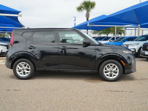 Used 2022 Kia Soul LX w/ Technology Package FWD image 4